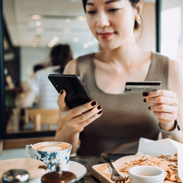 woman using her credit card to pay for lunch